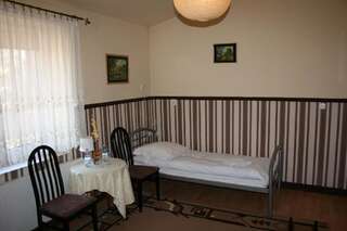 Отель Hotel Komfort Inn - Dwór Hubertus Пекары-Слёнске Общая спальня-2